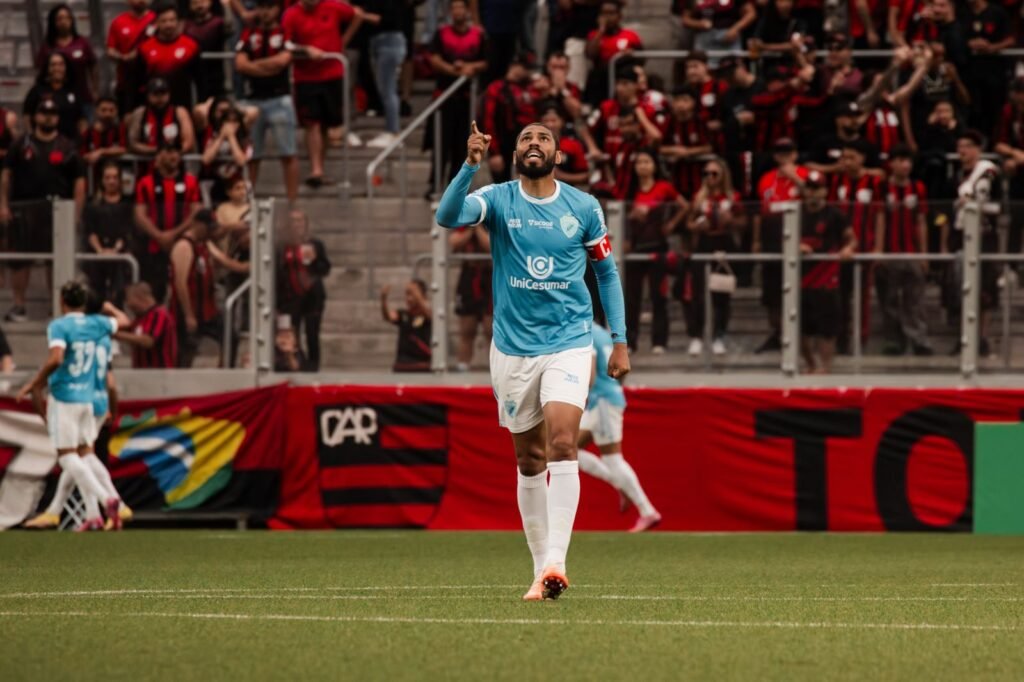 Deu Tubarão! Londrina segura o Furacão em Curitiba, vence por 1 a 0 e volta à final após 5 anos