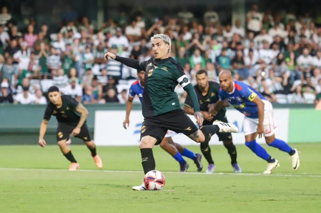 Coritiba e Operário vencem novamente e confirmam duelo na semifinal do Paranaense