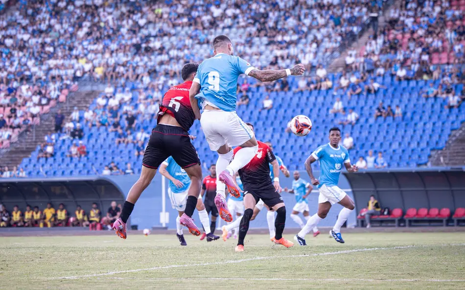 Eletrizante do início ao fim: Londrina reage após perder pênalti e empata com o Athletico na semi do Paranaense