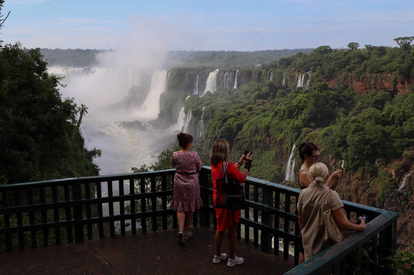 Turismo paranaense: Estado atrai 181 mil estrangeiros, lidera crédito no Sul e concorre a Oscar do setor no Brasil