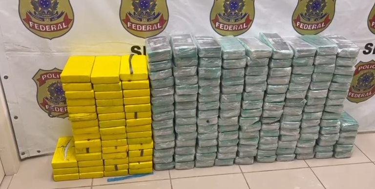 Carga "batizada": PF e PM interceptam caminhão de sucata com 200 kg de cocaína na Grande Curitiba