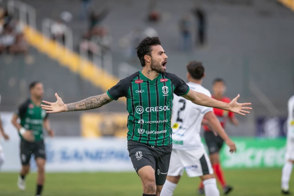 Domingo de opostos no Paranaense: Maringá aplica goleada histórica contra o rebaixamento e Operário abre vantagem nas quartas