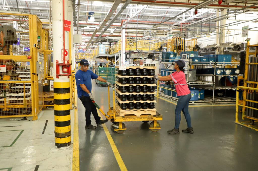 Fim da folia, hora do trabalho: Paraná abre 25,5 mil vagas de emprego; veja as áreas