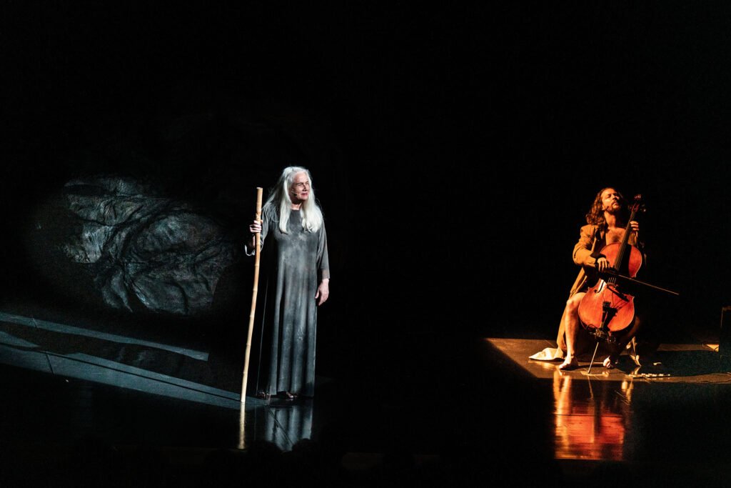 Sucesso de público: Vera Holtz volta a Curitiba com o aclamado monólogo inspirado no best-seller 'Sapiens'