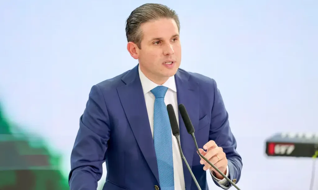 Nem 8, nem 80: o "caminho do meio" para o fim da escala 6x1 passa pela semana de 5 dias e transição gradual