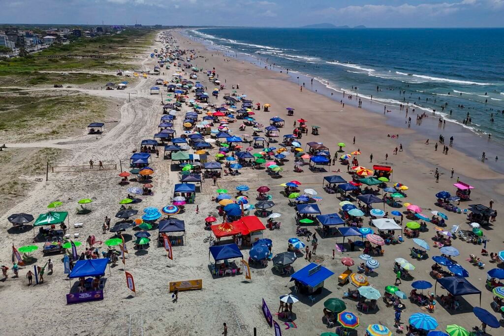 Blocos de chuva e sol: Paraná terá Carnaval dividido por duas frentes frias e alerta de temporais