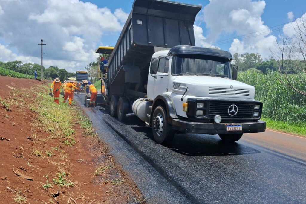 Asfalto novo no Norte: DER/PR avança com recuperação de 23 km da PR-218, em Londrina