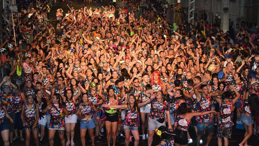 Carnaval seguro: confira as leis do Paraná que garantem água grátis, pulseira para crianças e proteção à mulher na folia