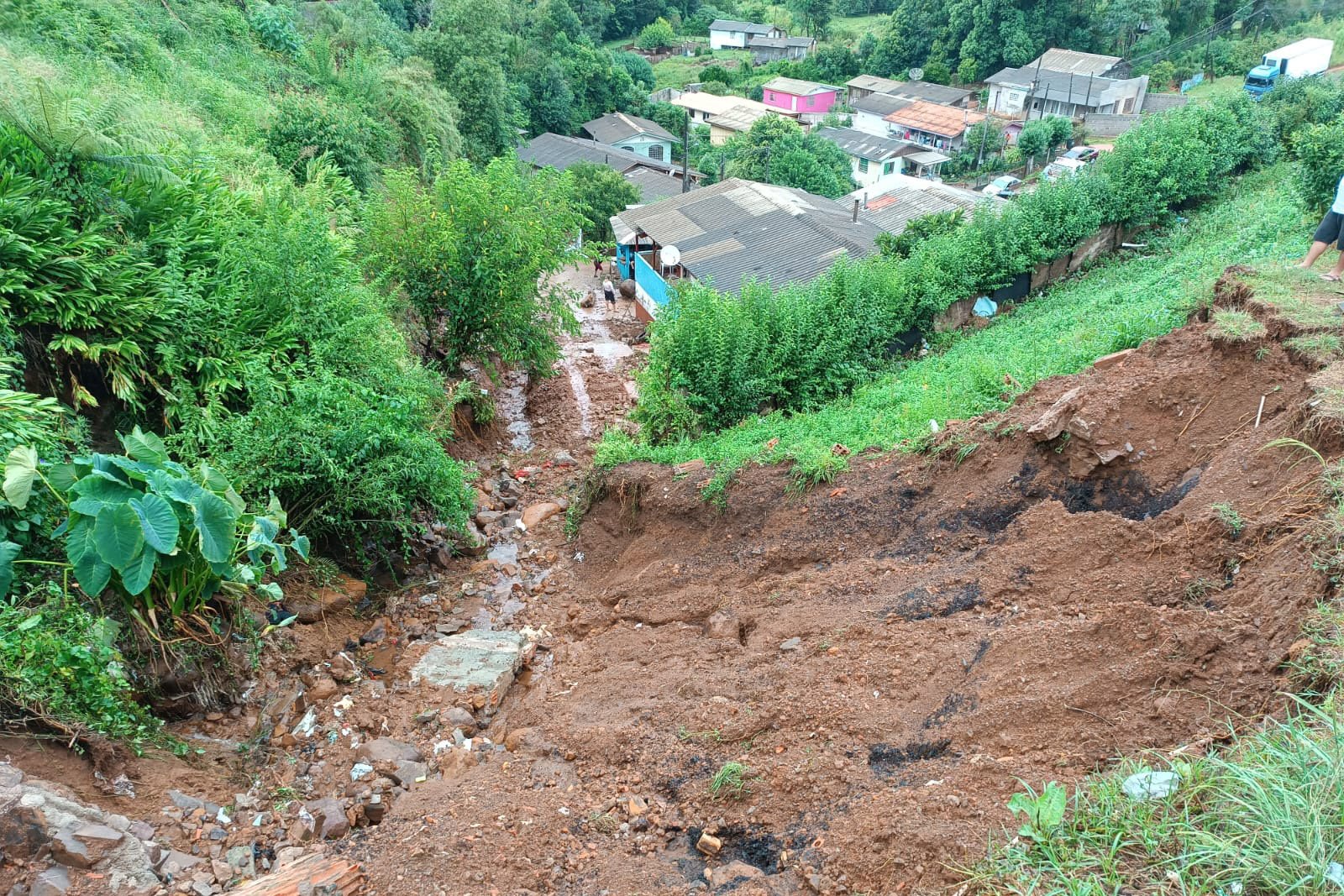 Após chuvas intensas, Defesa Civil atende Campina Grande do Sul