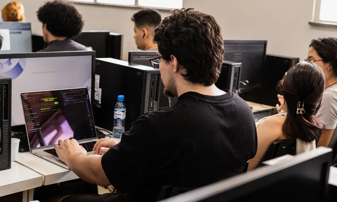 De graça e com bolsa: MCTI lança 25 mil vagas para formar novos especialistas em cibersegurança