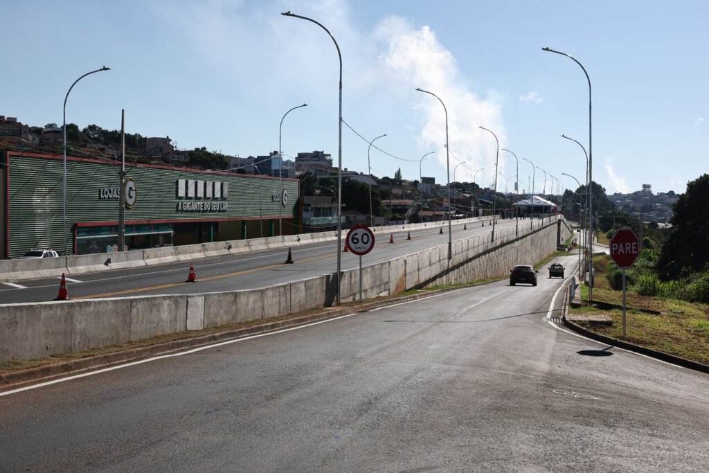 Após recuar da disputa presidencial, Ratinho Junior acelera entregas e foca em legado regional