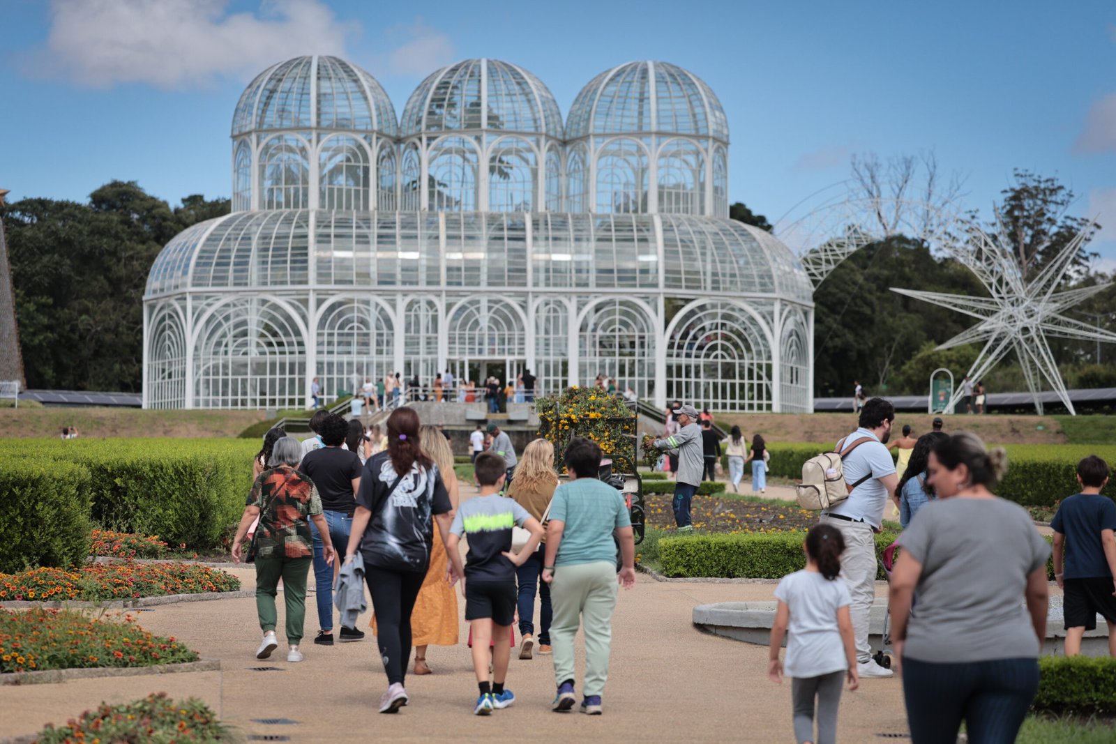 Sol, calor e pancadas de chuva: a previsão para o Paraná neste fim de semana