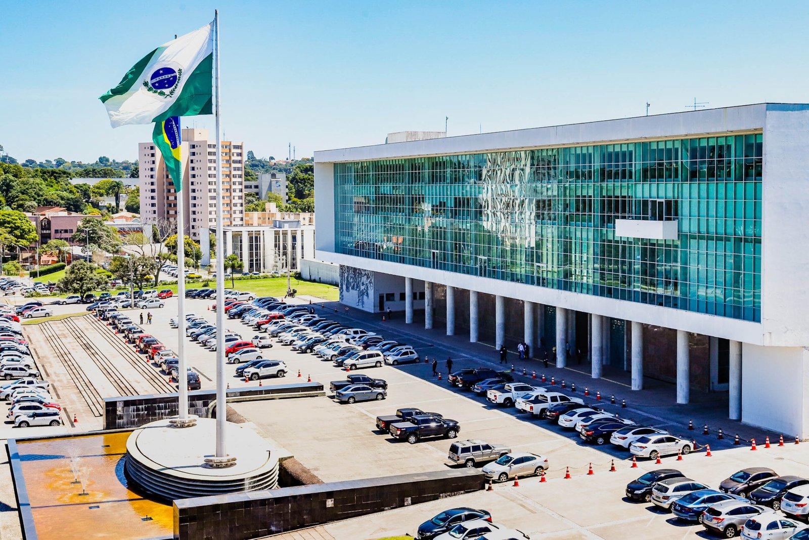 Governo do Paraná anuncia pacote de R$ 1,6 bilhão com reajuste de 5% para servidores