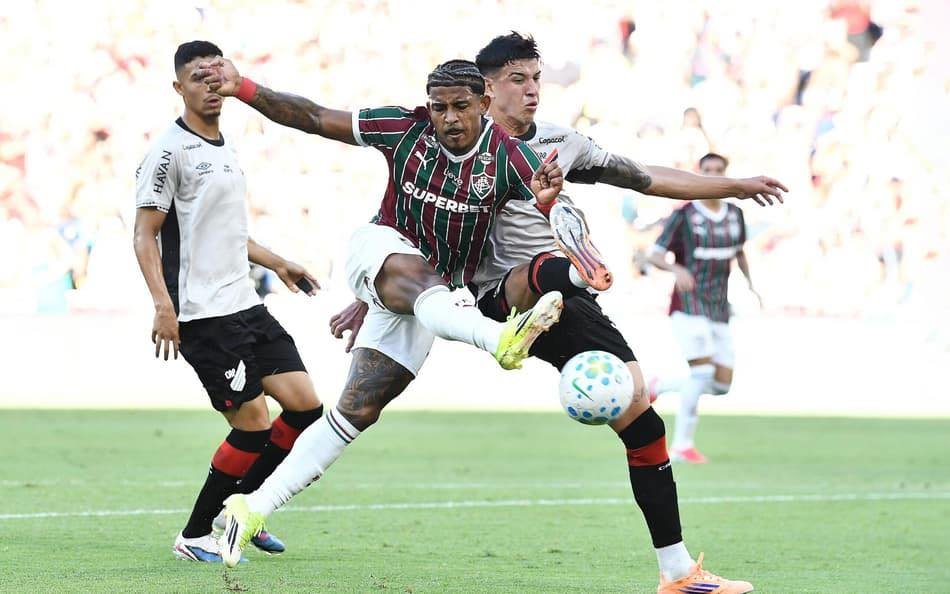 Com um a menos, Athletico-PR leva gol nos acréscimos e perde para o Fluminense no Maracanã