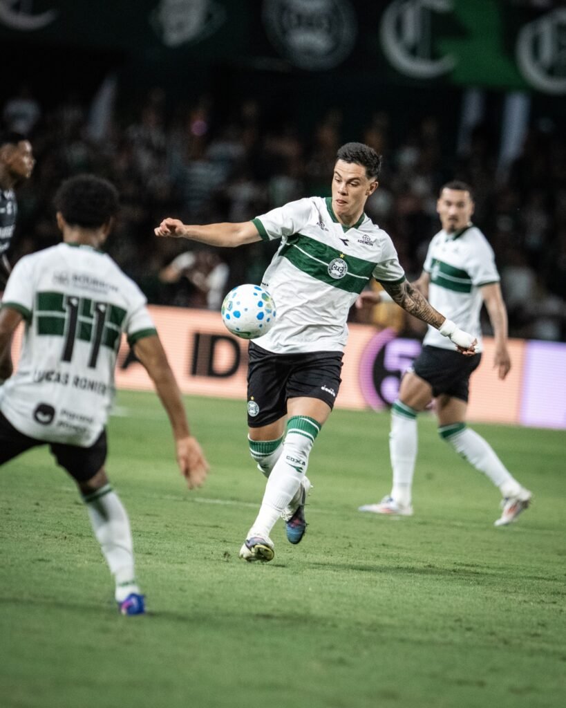 Coritiba vence a segunda seguida com "lei do ex" e afunda o Remo no Couto Pereira