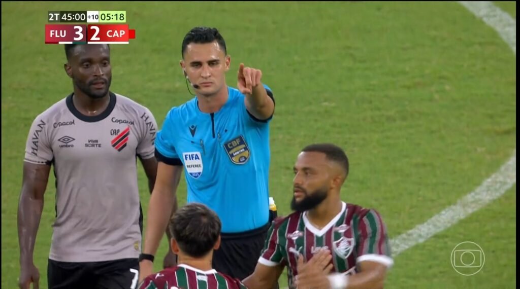 Com um a menos, Athletico-PR leva gol nos acréscimos e perde para o Fluminense no Maracanã