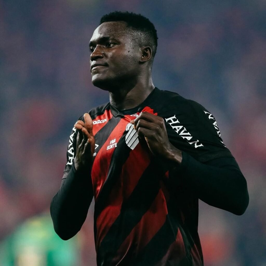 Athletico domina o Botafogo, aplica goleada em casa e cola no topo da tabela