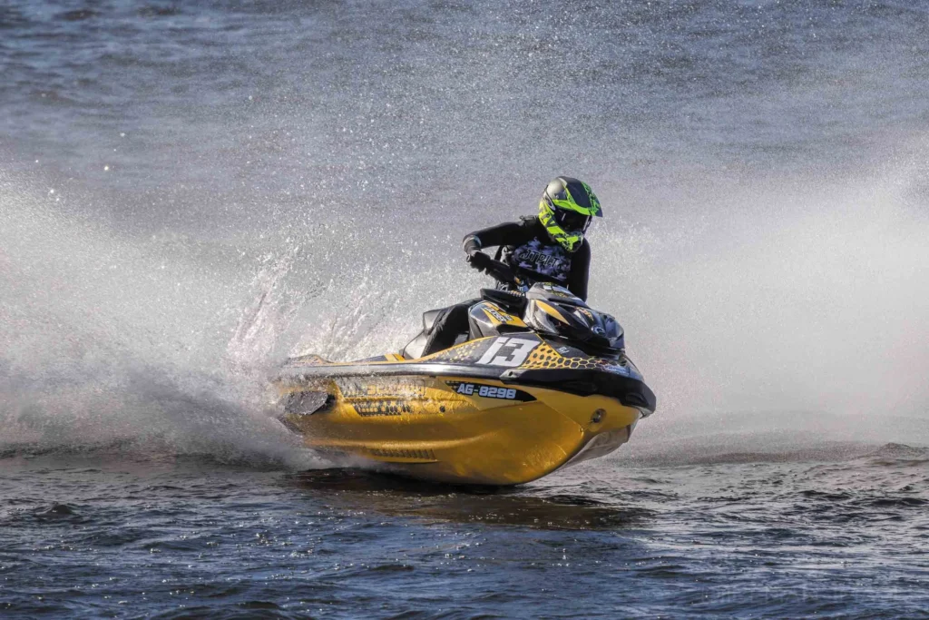 Campeonato brasileiro de jet ski traz manobras e velocidade para Pontal do Sul