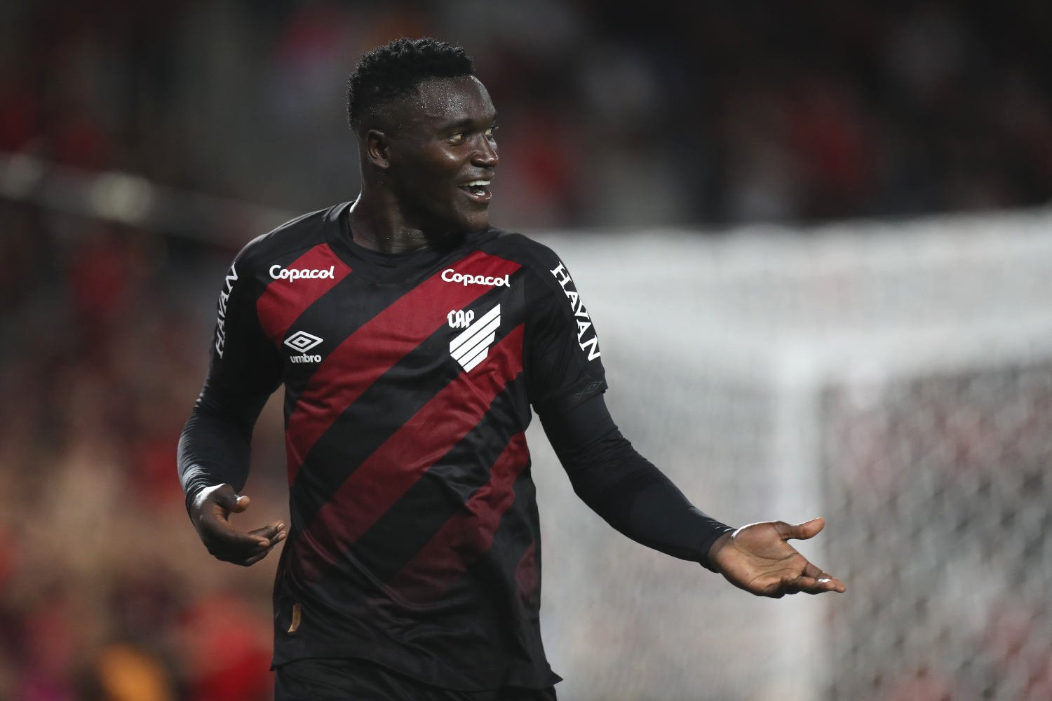 Athletico domina o Botafogo, aplica goleada em casa e cola no topo da tabela