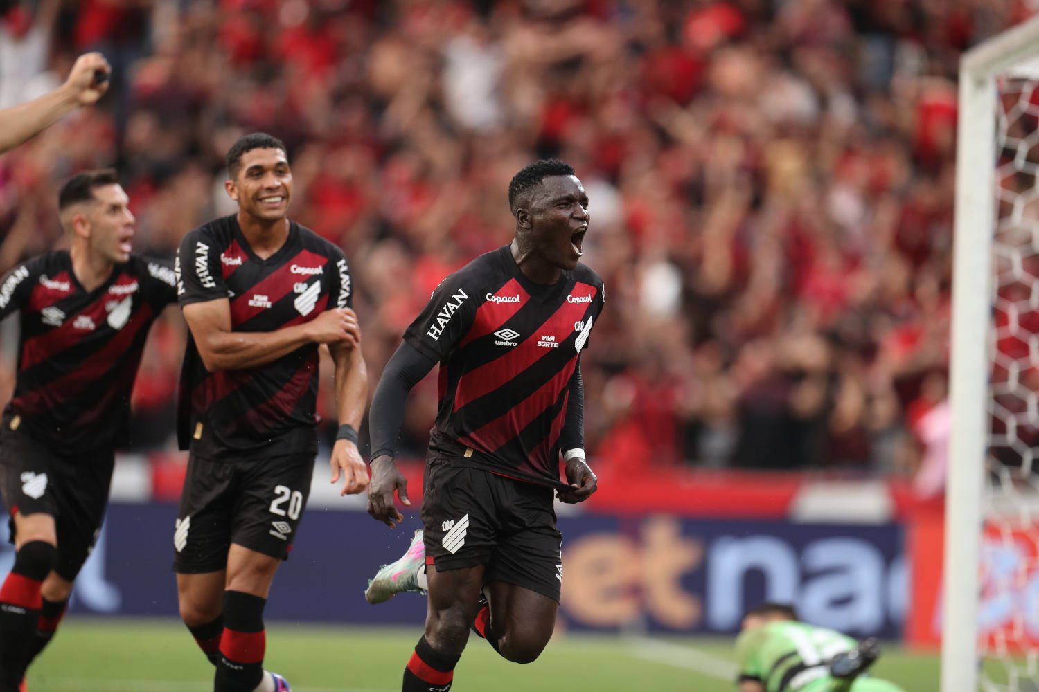 Athletico vence o clássico 400, quebra jejum de três anos e ultrapassa o Coritiba no Brasileirão