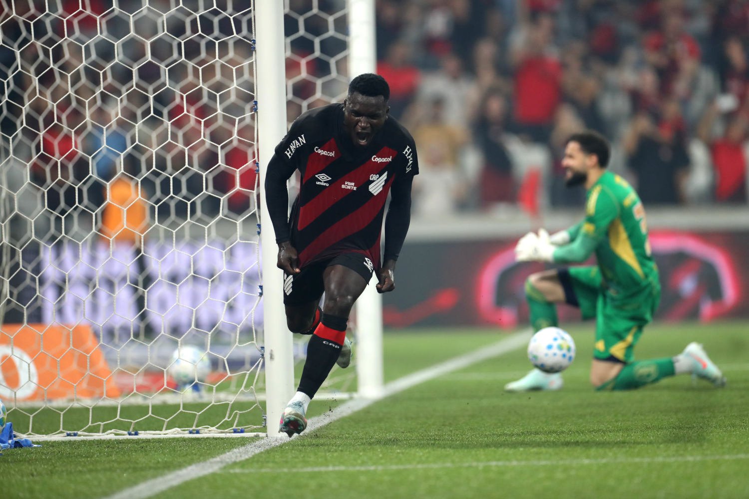 Dupla atletiba vence na rodada e chega embalada para o clássico de domingo