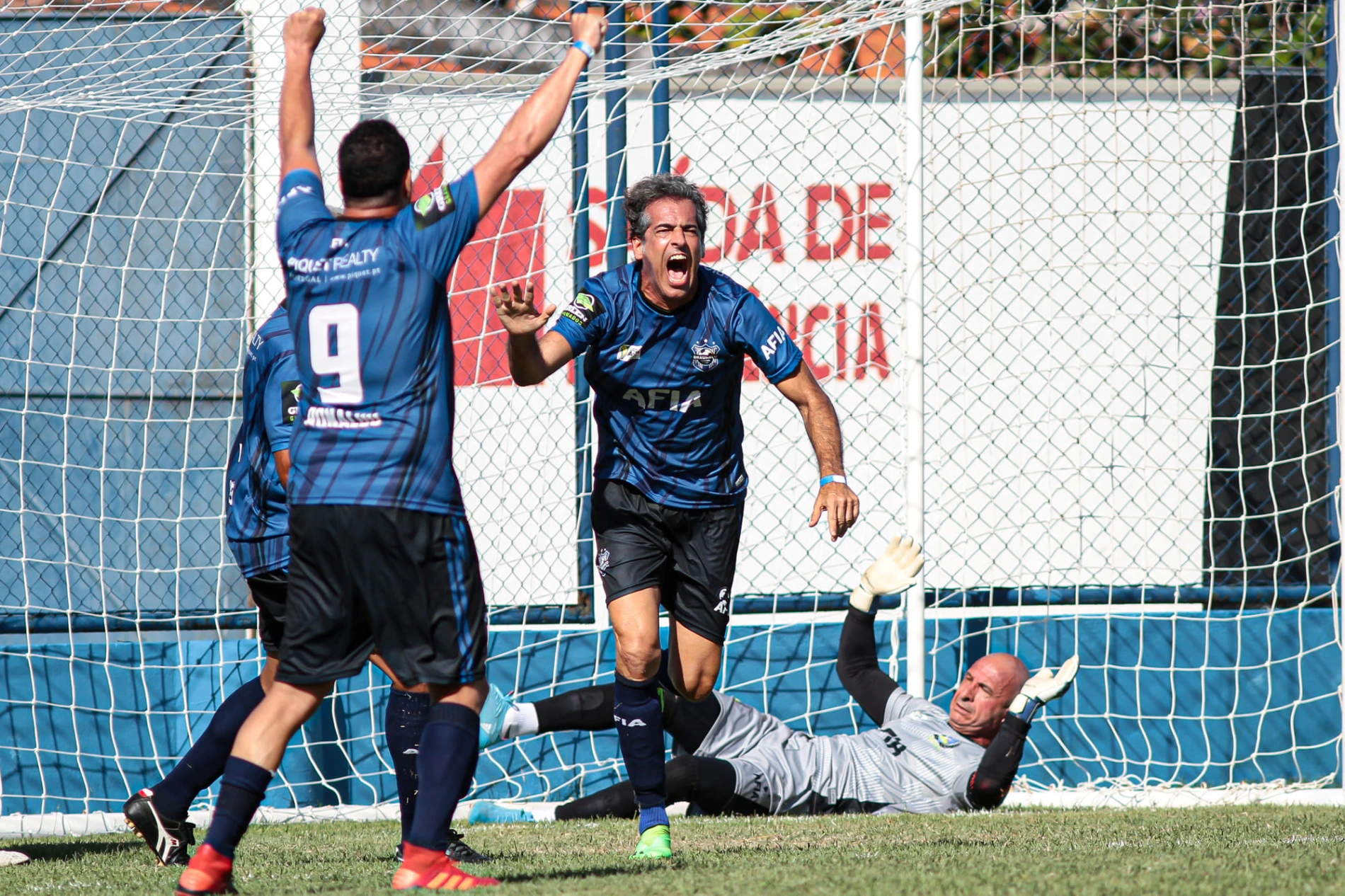 Subtítulo: Torneio internacional da AFIA acontece em abril de 2026, com finais no Paraguai e a estreia de uma categoria inédita para jogadores acima de 70 anos. Foz do Iguaçu se prepara para entrar na história do esporte amador. Entre os dias 10 e 18 de abril de 2026, a cidade será palco do 100º evento oficial da Associação de Futebol Internacional Amador (AFIA). A expectativa é reunir cerca de 800 atletas veteranos vindos de diversas regiões do Brasil e também do Paraguai, movimentando fortemente a economia e o turismo esportivo na Tríplice Fronteira. Estreia da categoria 70+ e impacto no turismo Um dos grandes destaques desta edição comemorativa é a criação da categoria "Ruby", dedicada exclusivamente a jogadores com mais de 70 anos em campo. O torneio contará também com disputas nas faixas de 50+, 55+, 60+ e 65+, somando aproximadamente 30 equipes e 35 partidas. A vinda de delegações de estados como Amazonas, Pernambuco, São Paulo, Minas Gerais e Rio de Janeiro vai além das quatro linhas. Segundo o secretário municipal de Turismo, Jin Petrycoski, o encontro ultrapassa fronteiras e consolida o município como vitrine de grandes eventos. A intensa movimentação de atletas e seus familiares promete impulsionar a rede hoteleira, a gastronomia e os atrativos da cidade ao longo de mais de uma semana. Estrutura trinacional e finais no Paraguai Para celebrar a centésima edição, a competição adotará um formato de integração regional de peso. A fase classificatória será disputada no tradicional ABC Futebol Clube, em Foz do Iguaçu, que participará como anfitrião e competidor com três equipes próprias. Já as grandes decisões cruzarão a Ponte da Amizade: as finais serão realizadas no Estádio Antonio Aranda (conhecido como 3 de Febrero), em Ciudad del Este, no Paraguai. A iniciativa, que conta com o apoio de entidades como a Viaje Paraná e o Visit Iguassu, fortalece o caráter internacional da AFIA, instituição que há 37 anos promove saúde e longevidade por meio do esporte nas Américas e na Europa.