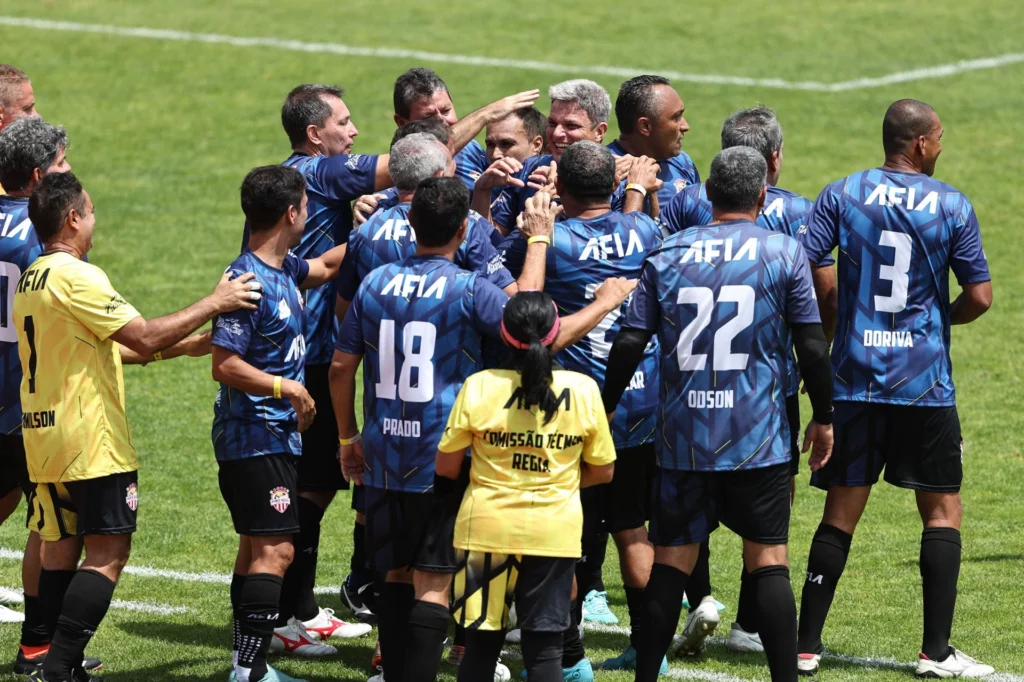 Subtítulo: Torneio internacional da AFIA acontece em abril de 2026, com finais no Paraguai e a estreia de uma categoria inédita para jogadores acima de 70 anos.Foz do Iguaçu se prepara para entrar na história do esporte amador. Entre os dias 10 e 18 de abril de 2026, a cidade será palco do 100º evento oficial da Associação de Futebol Internacional Amador (AFIA). A expectativa é reunir cerca de 800 atletas veteranos vindos de diversas regiões do Brasil e também do Paraguai, movimentando fortemente a economia e o turismo esportivo na Tríplice Fronteira.Estreia da categoria 70+ e impacto no turismo
Um dos grandes destaques desta edição comemorativa é a criação da categoria "Ruby", dedicada exclusivamente a jogadores com mais de 70 anos em campo. O torneio contará também com disputas nas faixas de 50+, 55+, 60+ e 65+, somando aproximadamente 30 equipes e 35 partidas.A vinda de delegações de estados como Amazonas, Pernambuco, São Paulo, Minas Gerais e Rio de Janeiro vai além das quatro linhas. Segundo o secretário municipal de Turismo, Jin Petrycoski, o encontro ultrapassa fronteiras e consolida o município como vitrine de grandes eventos. A intensa movimentação de atletas e seus familiares promete impulsionar a rede hoteleira, a gastronomia e os atrativos da cidade ao longo de mais de uma semana.Estrutura trinacional e finais no Paraguai
Para celebrar a centésima edição, a competição adotará um formato de integração regional de peso. A fase classificatória será disputada no tradicional ABC Futebol Clube, em Foz do Iguaçu, que participará como anfitrião e competidor com três equipes próprias.Já as grandes decisões cruzarão a Ponte da Amizade: as finais serão realizadas no Estádio Antonio Aranda (conhecido como 3 de Febrero), em Ciudad del Este, no Paraguai. A iniciativa, que conta com o apoio de entidades como a Viaje Paraná e o Visit Iguassu, fortalece o caráter internacional da AFIA, instituição que há 37 anos promove saúde e longevidade por meio do esporte nas Américas e na Europa.