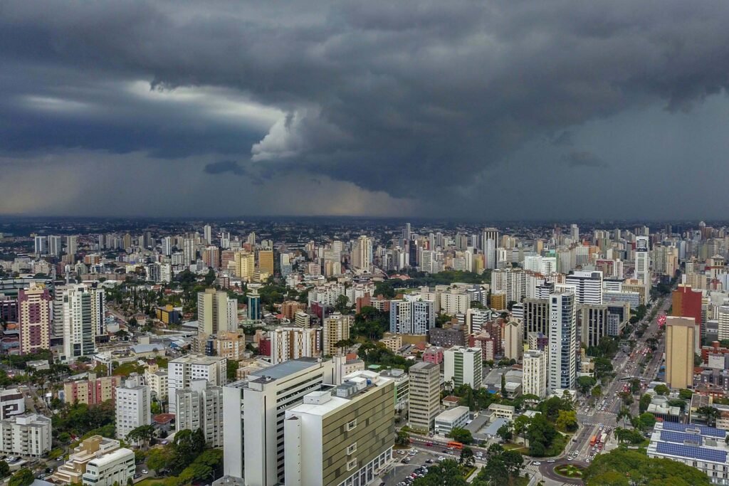 Nova frente fria eleva risco de tempestades no Paraná, mas calor de 35°C continua