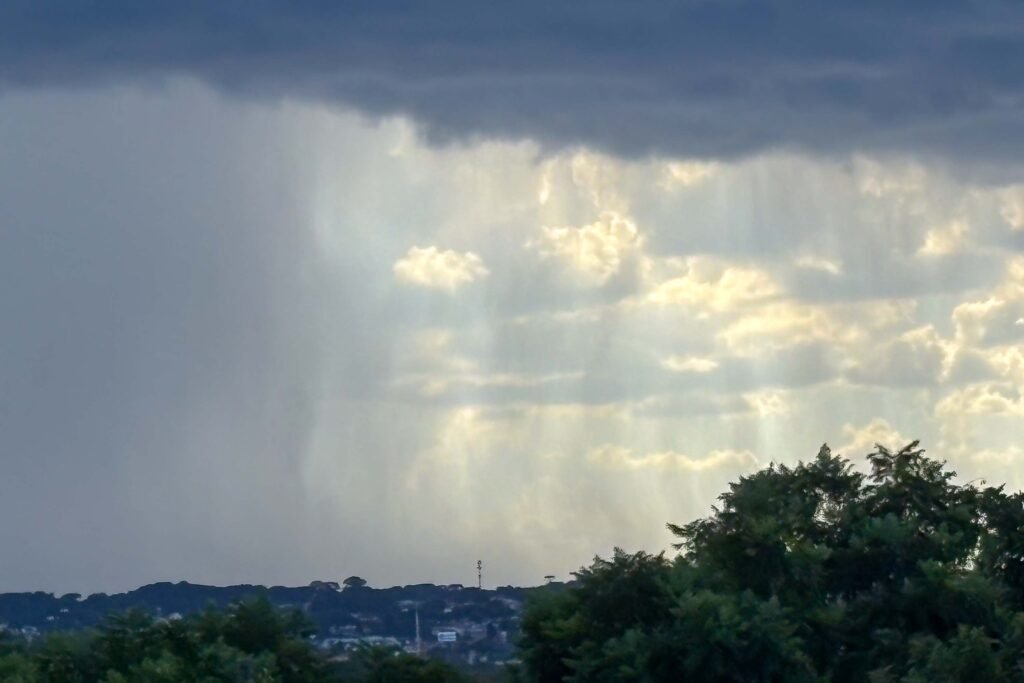 Nova frente fria eleva risco de tempestades no Paraná, mas calor de 35°C continua