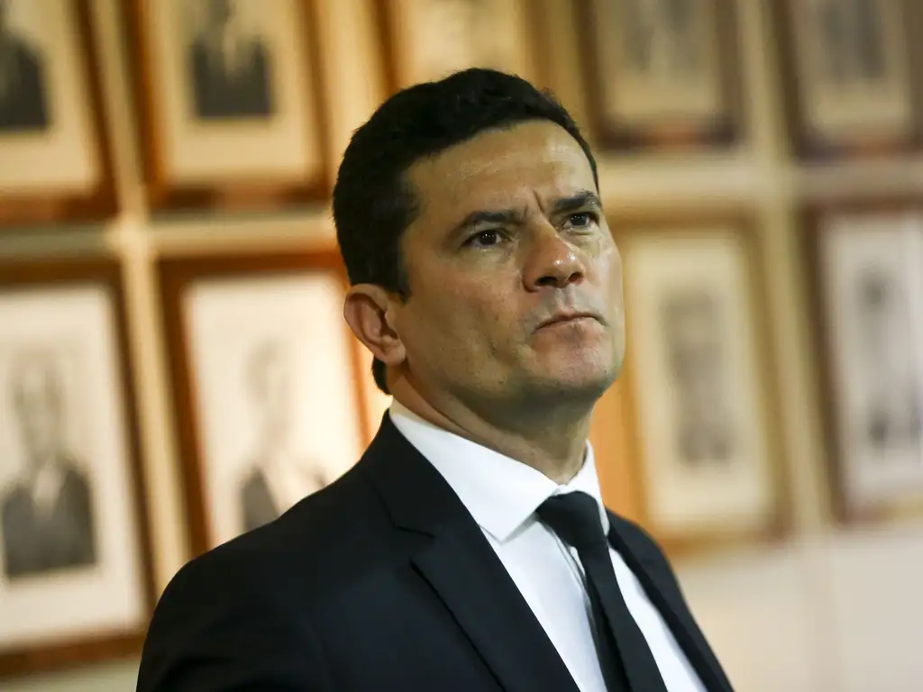 Sergio Moro deixa o União Brasil, filia-se ao PL e sela apoio de Flávio Bolsonaro para disputar o Governo do Paraná