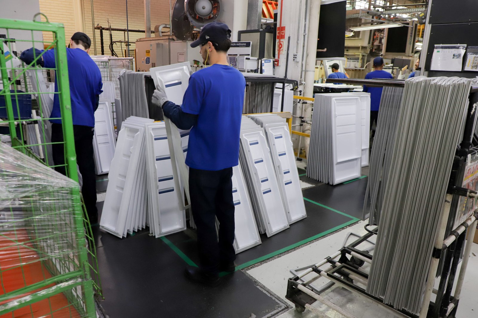 Com mais de 6 mil vagas para linha de produção, Paraná tem 24 mil empregos disponíveis