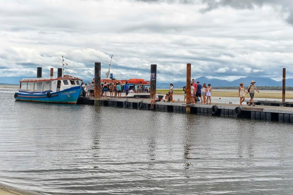 Despedida do verão na Ilha do Mel tem Lagum, Vitor Kley e horários extras de embarque