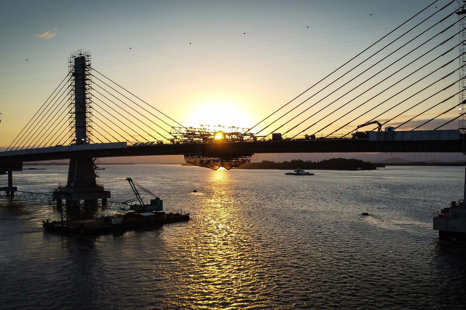 O "beijo da ponte": concretagem final une Guaratuba e Matinhos pela primeira vez na história