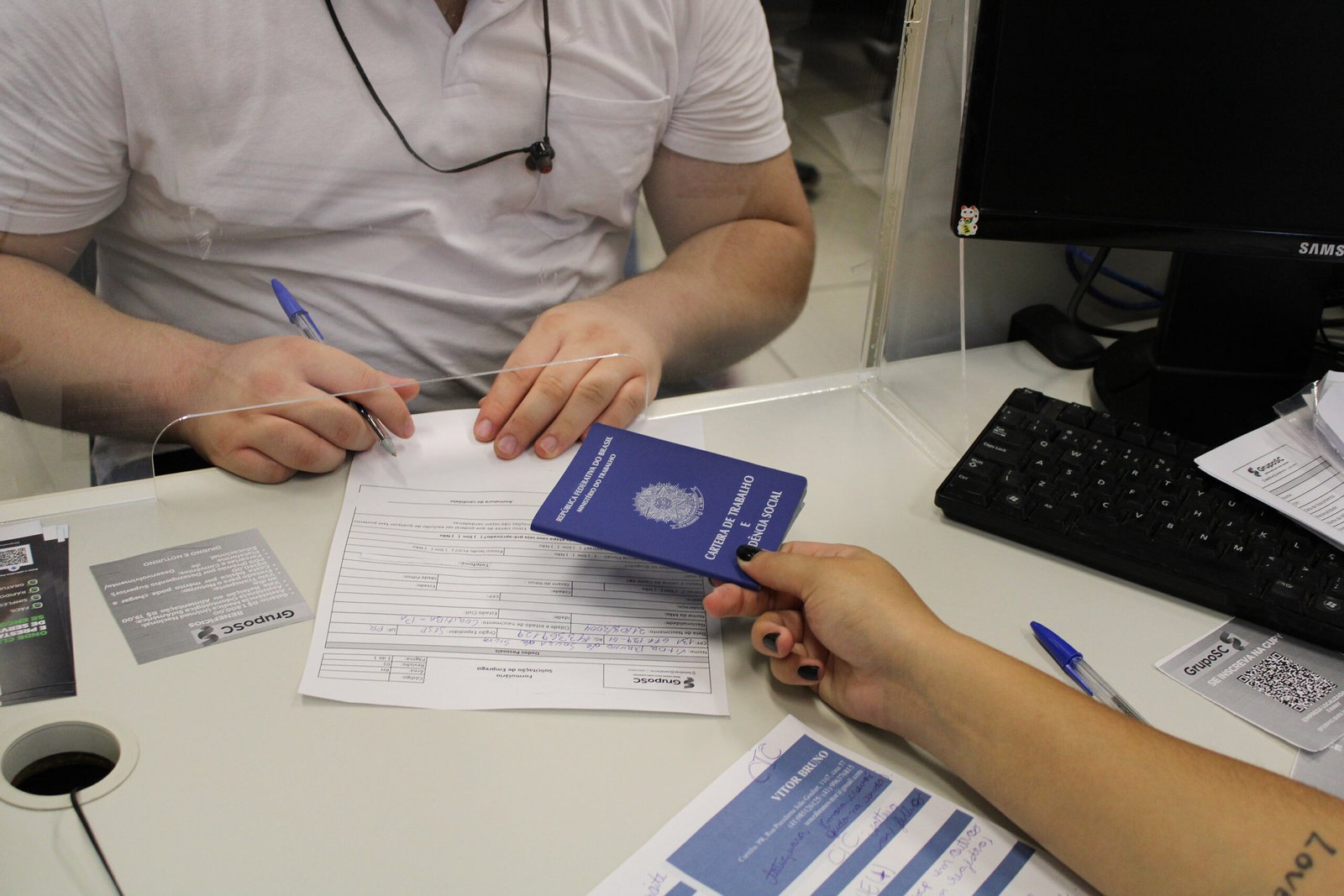 Empregos no Paraná: 27 mil vagas abertas na indústria, comércio e agronegócio; Veja oportunidades por região