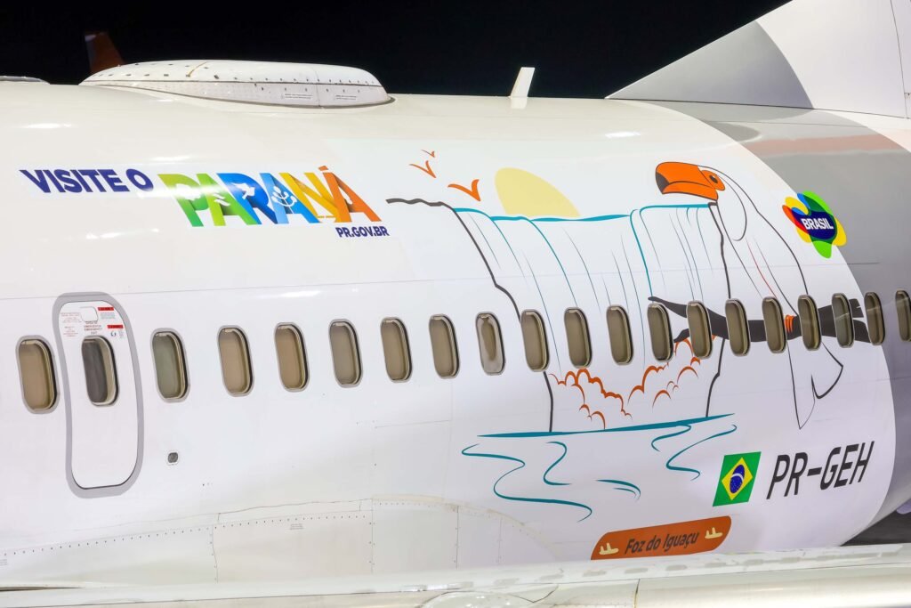 Desenho das Cataratas do Iguaçu estampa avião da Gol para promover turismo paranaense