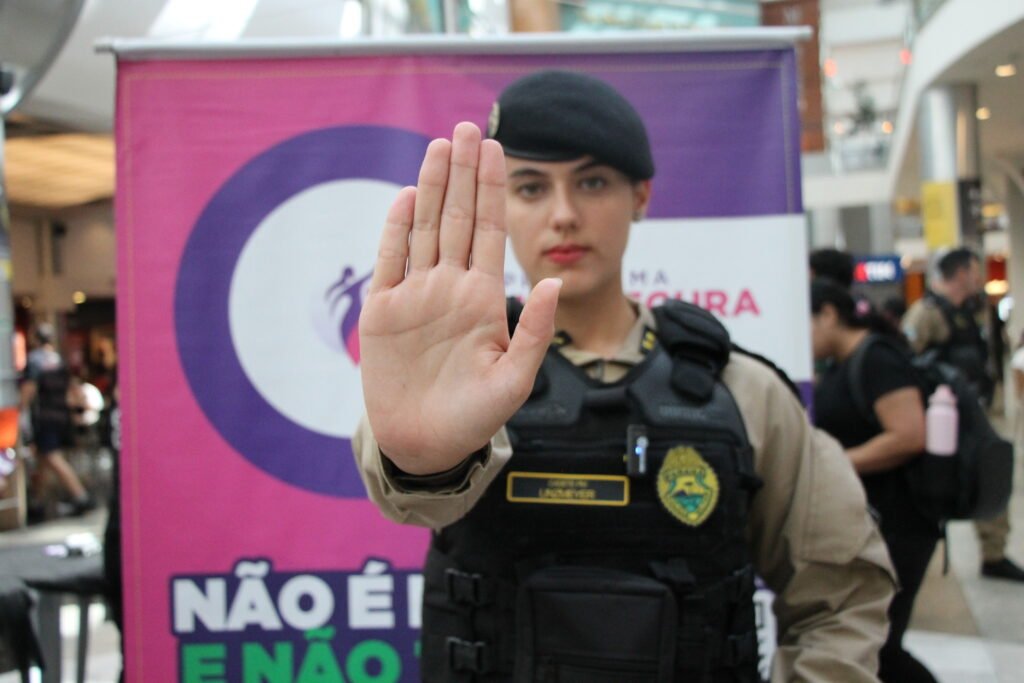 Polícia Militar promove ação de combate à violência contra a mulher em shopping de Curitiba