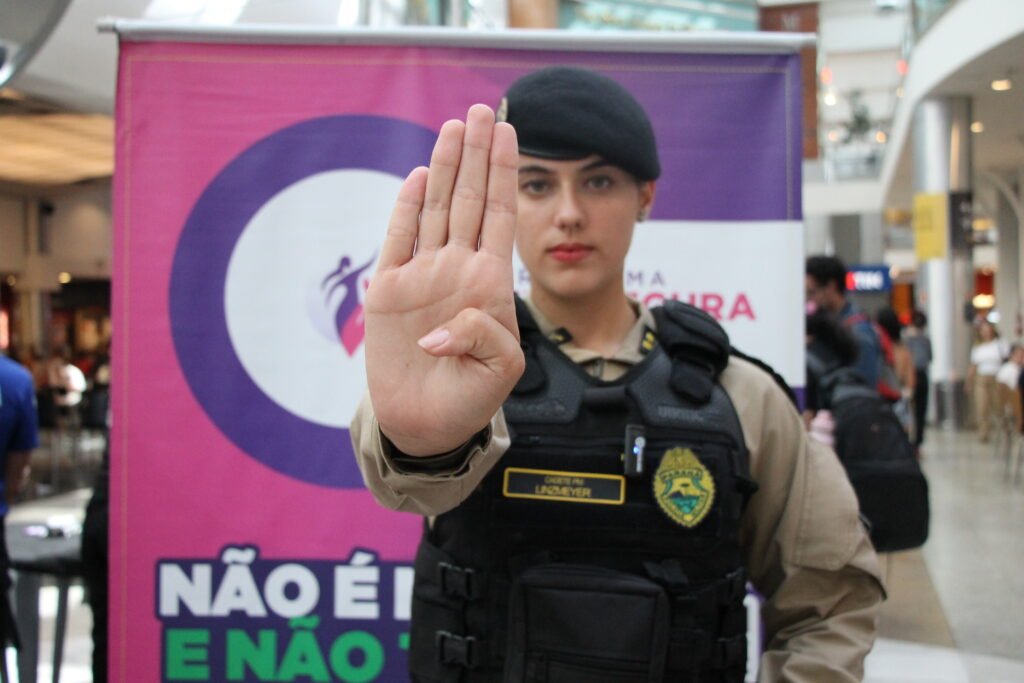 Polícia Militar promove ação de combate à violência contra a mulher em shopping de Curitiba
