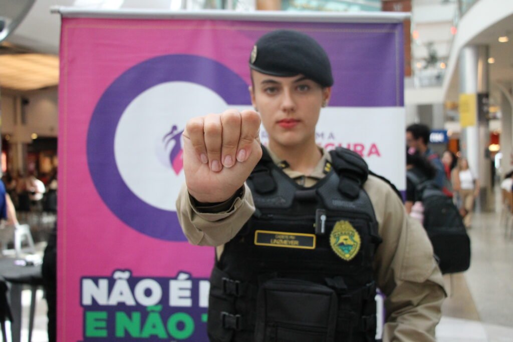 Polícia Militar promove ação de combate à violência contra a mulher em shopping de Curitiba