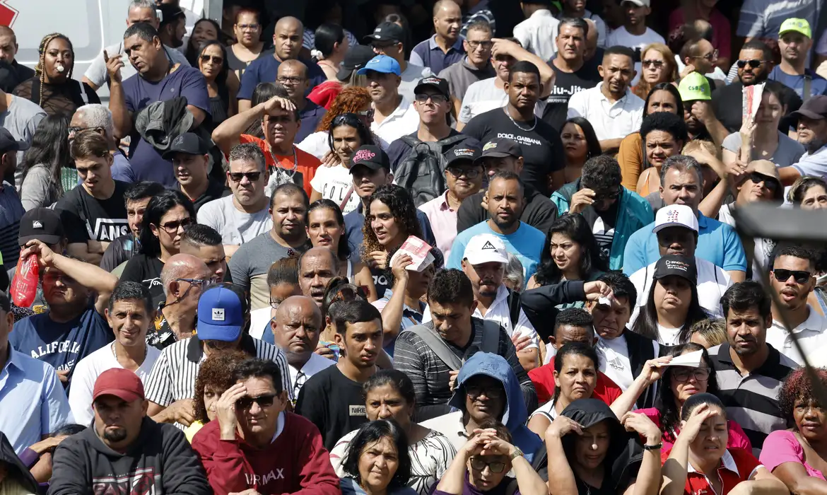 Oito em cada dez brasileiros com até 40 anos apoiam o fim da escala 6x1