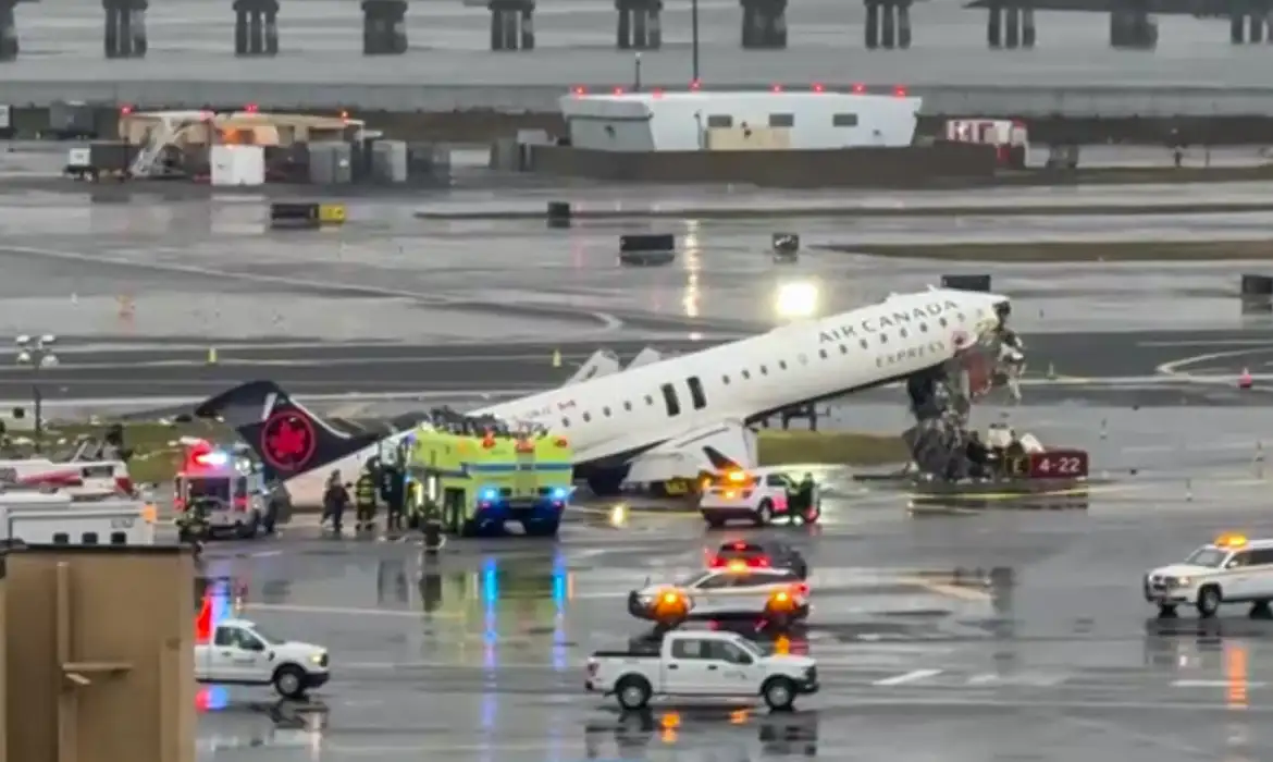 Piloto e copiloto morrem em colisão entre avião da Air Canada e caminhão de bombeiros em Nova York