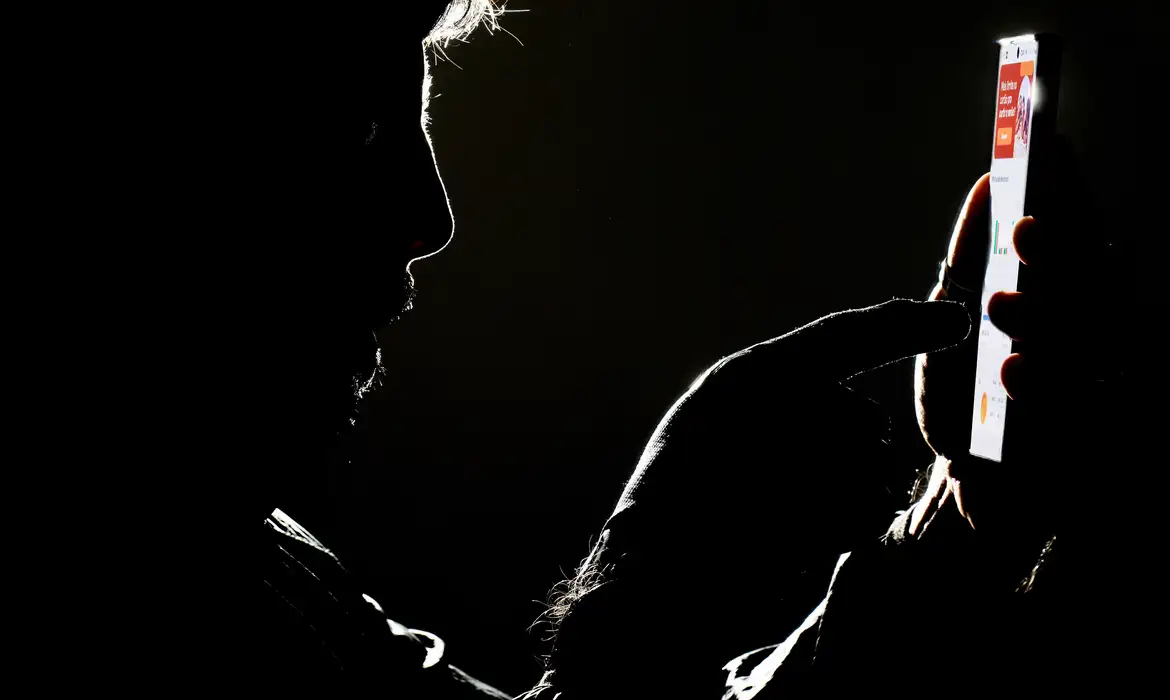 PF investiga agressões no TikTok enquanto YouTube abriga 130 mil vídeos de ódio contra mulheres