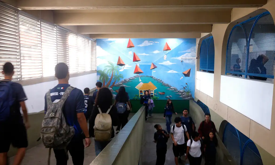 Geração em crise: IBGE revela explosão de bullying, violência sexual e depressão entre adolescentes