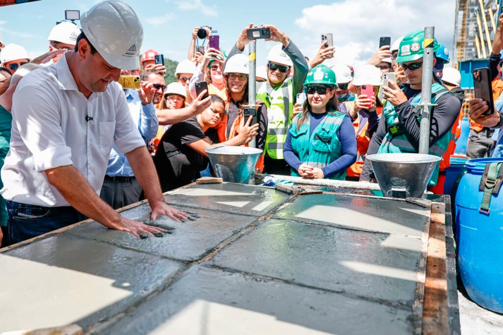 O "beijo da ponte": concretagem final une Guaratuba e Matinhos pela primeira vez na história