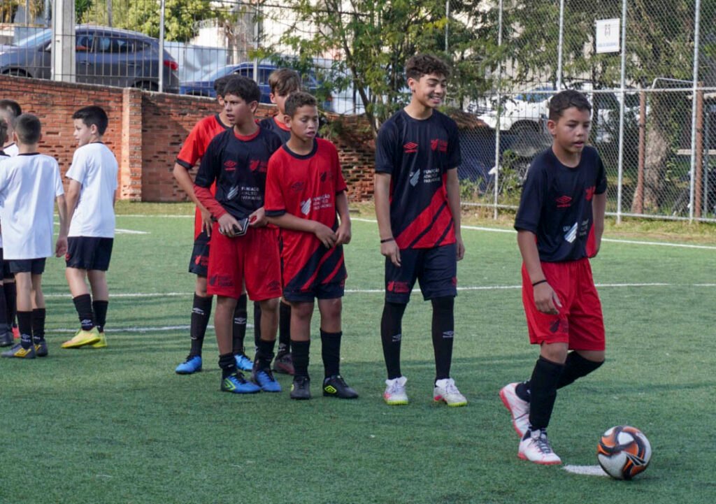 Athletico, River e Flamengo debatem poder econômico e social do futebol em Curitiba