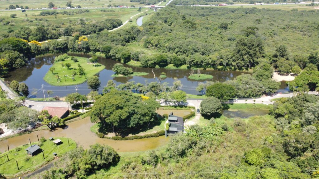 Fauna livre: Zoológico de Curitiba ensina visitantes a observar aves e animais soltos