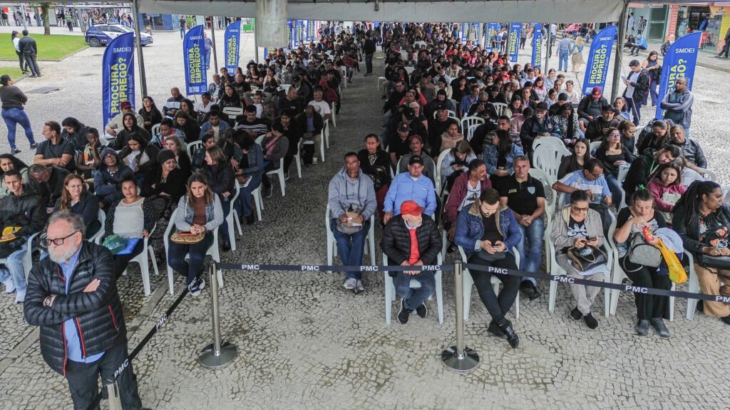 Emprego em alta: Curitiba inicia maio com mutirões de contratação e saldo de 17 mil novas vagas