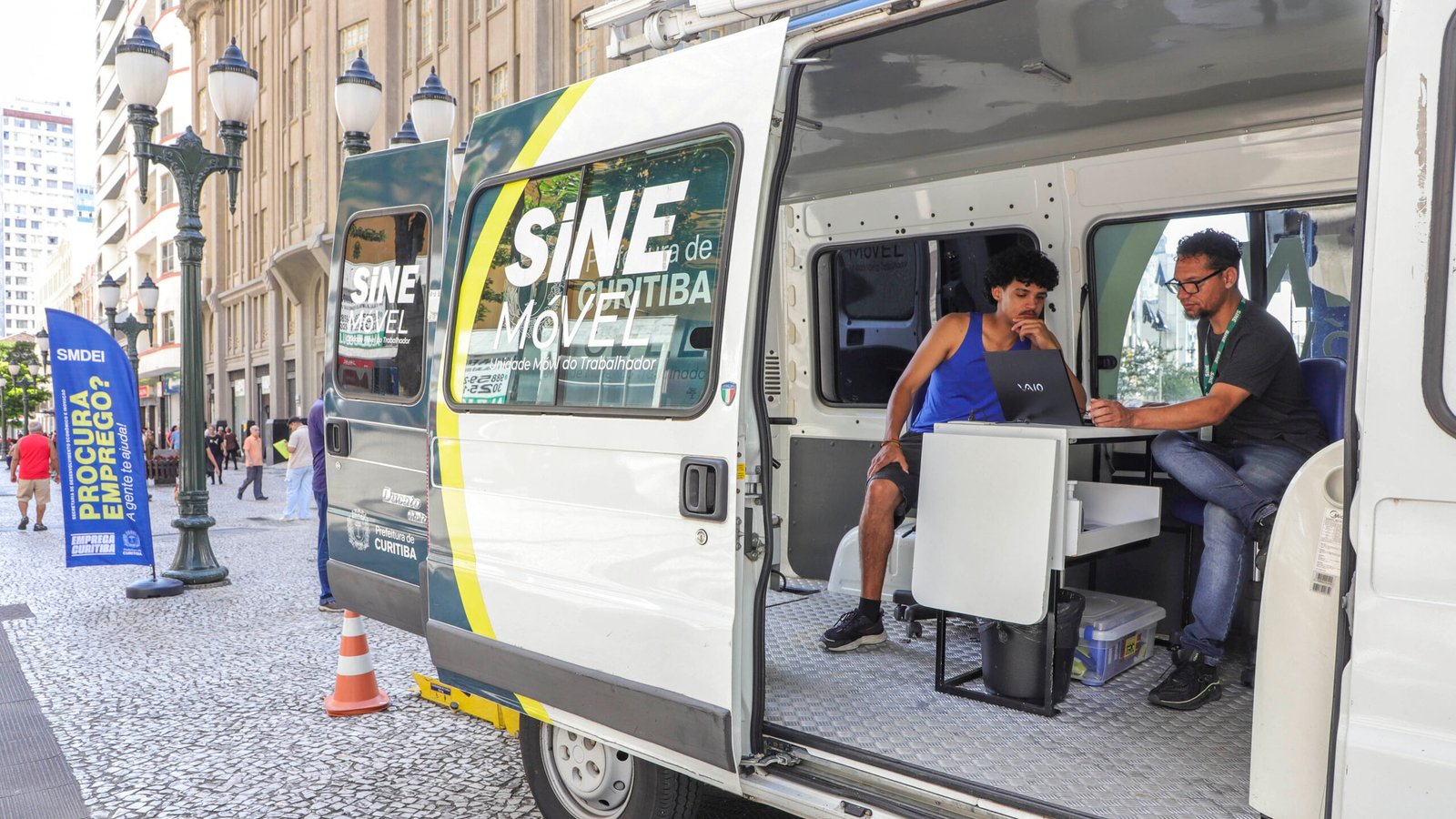 Emprego em alta: Curitiba inicia maio com mutirões de contratação e saldo de 17 mil novas vagas