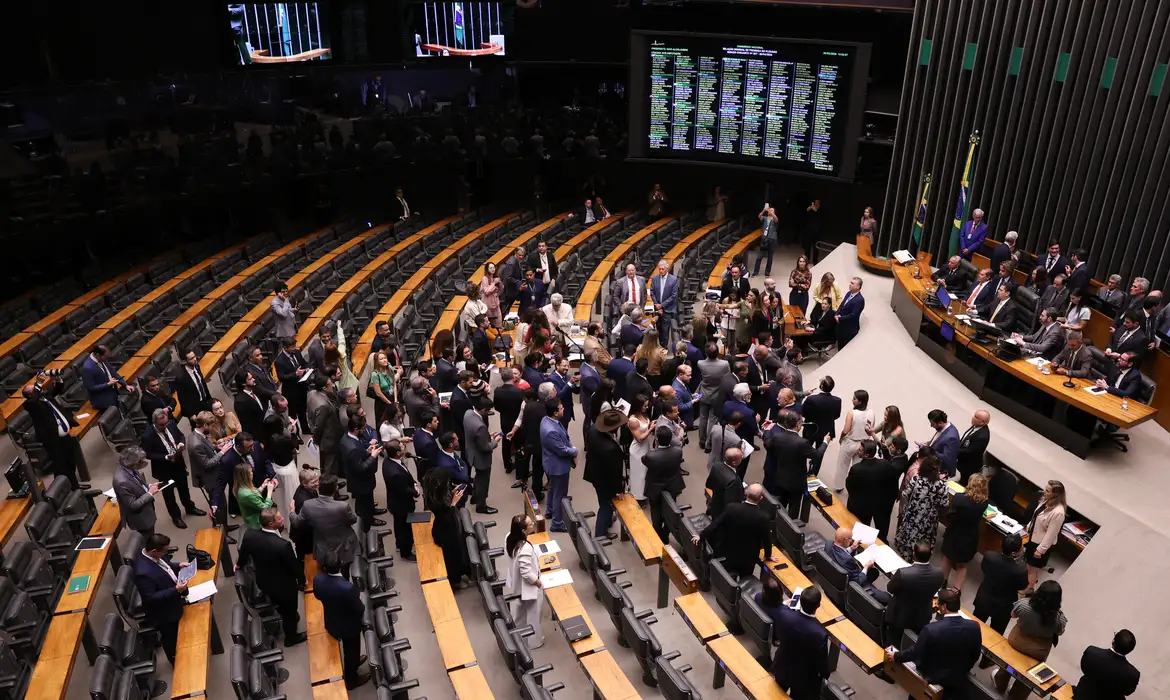 Veto derrubado: Congresso aprova PL que reduz penas para tentativa de golpe