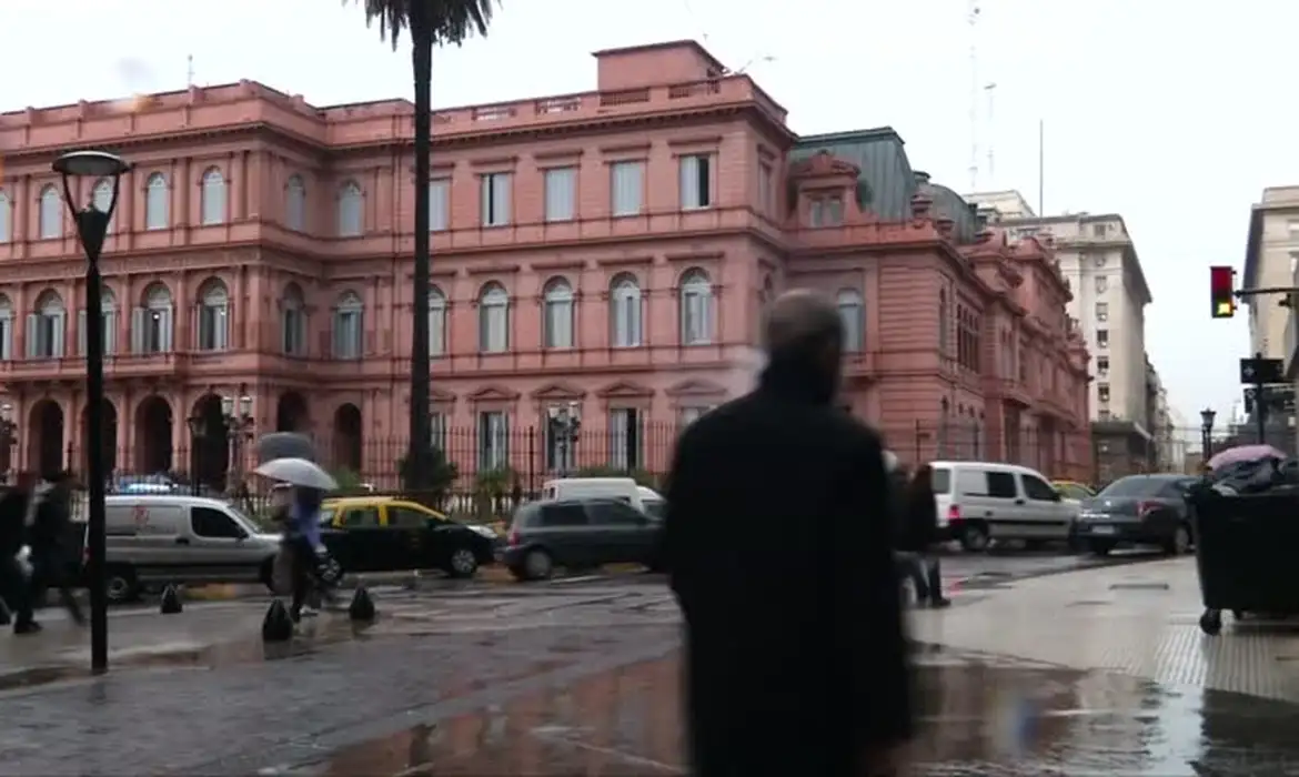 Milei proíbe entrada de jornalistas na Casa Rosada e gera crise com a imprensa na Argentina