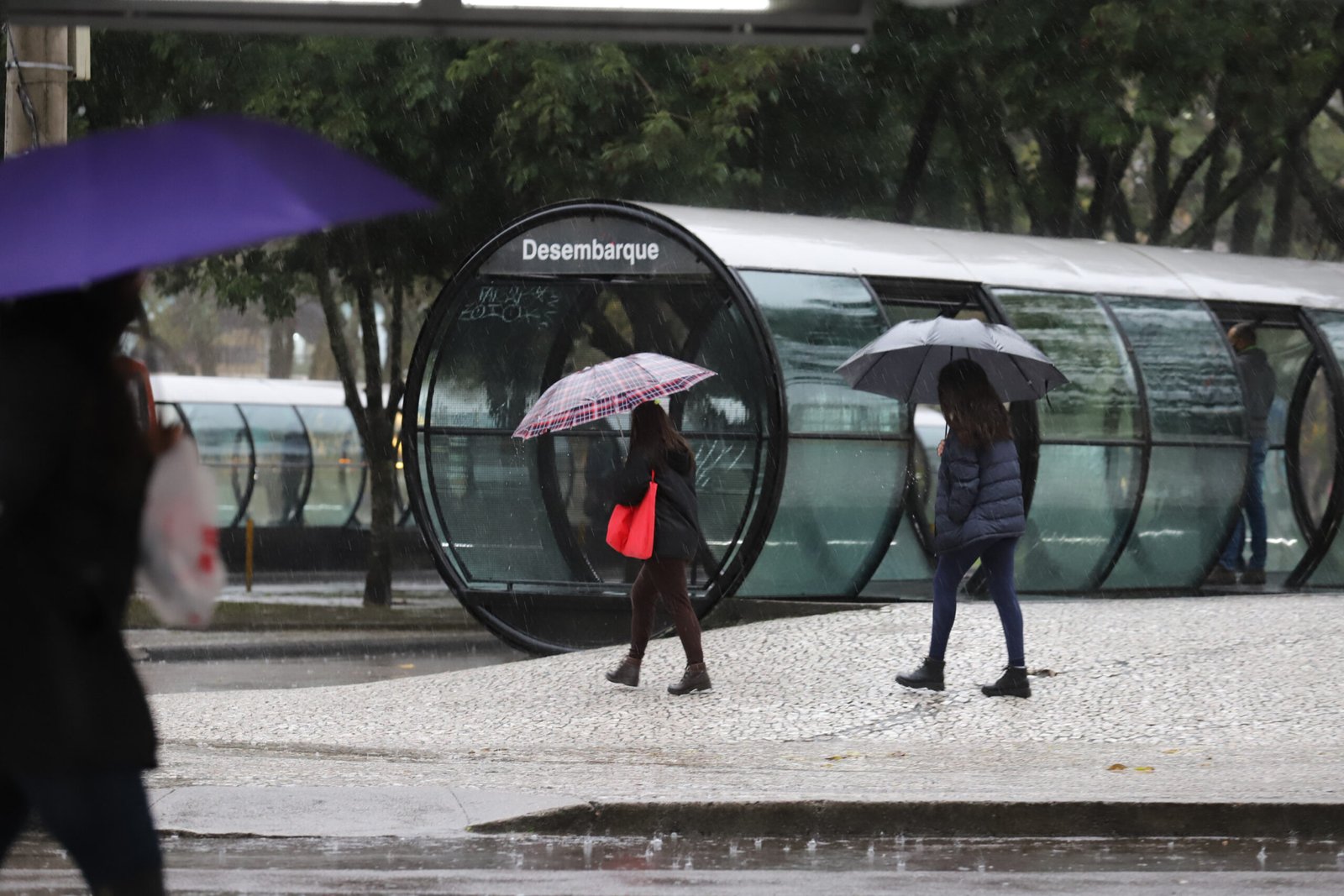 Previsão do tempo: frente fria traz mais chuva e derruba temperaturas no Paraná